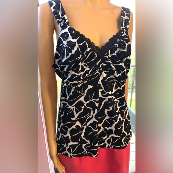 White House Black Market sleeveless top. Black and white with lace. Sz. XL - Picture 2 of 5